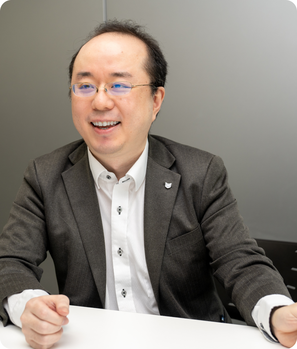 インタビュー中の山田さん