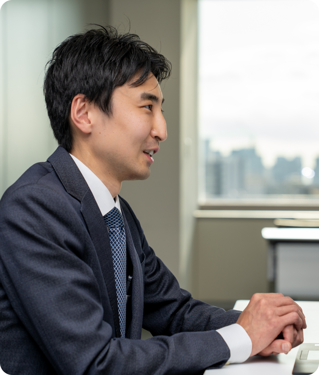 インタビュー中の吉川さん