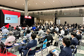 ほぼ満席の講演会場