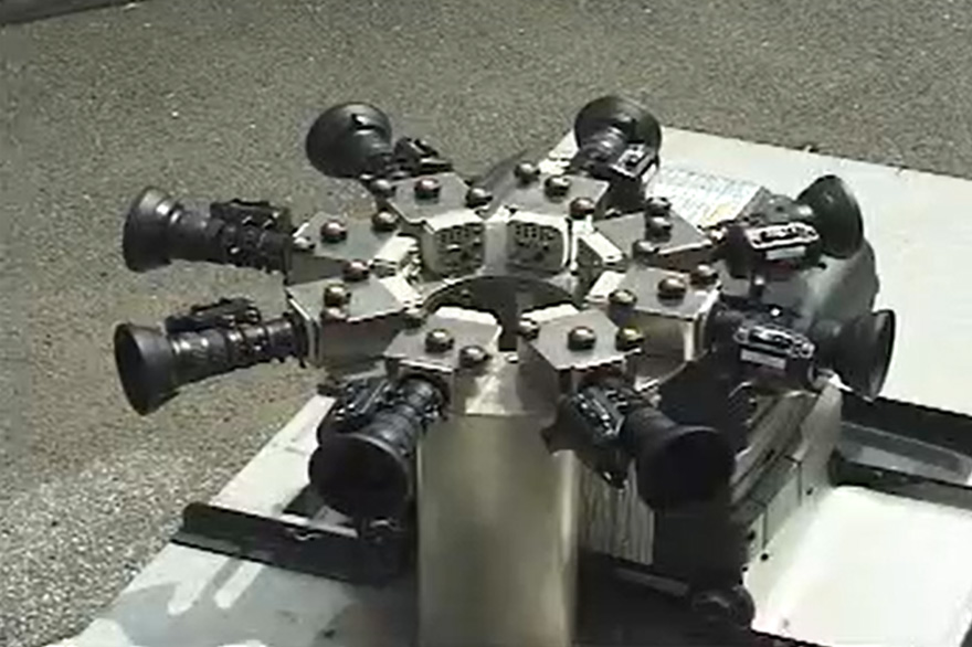 写真:GPS搭載の専用車両ルーフに載せた360度撮影する8台のビデオカメラ