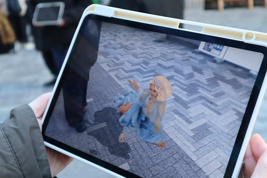 写真:タブレット端末でXRコンテンツを体験している様子