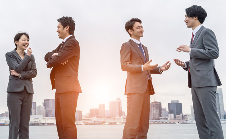 写真:複数の社員が談笑するシーン