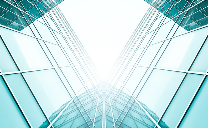 写真:ビルを見上げたシーンイメージ