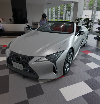 自動車のCGを実寸大で表示する