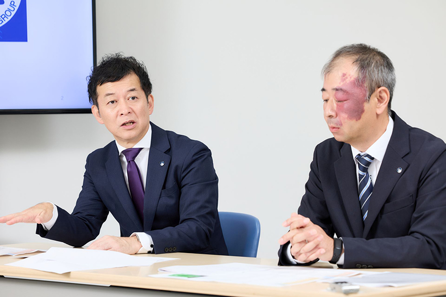 写真：上尾中央医科グループ協議会 経営管理本部 医療情報企画部 上席室長 渡部 亮 様、上尾中央医科グループ協議会 総局長 久保田 巧 様