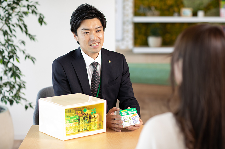 写真：お客さまと談笑する営業担当者