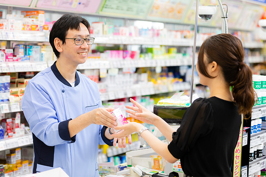 写真:薬局での接客