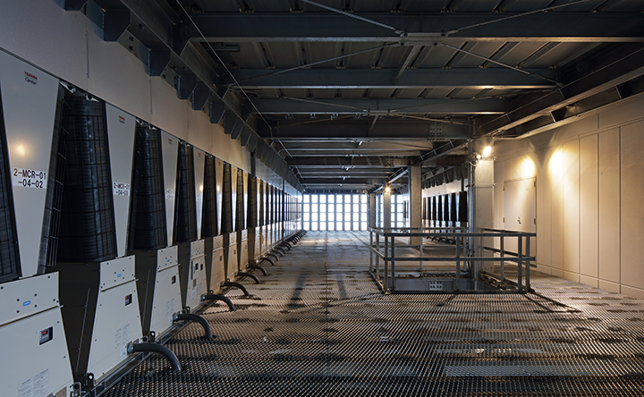 写真:キヤノンITS西東京DC_屋上(チラー)