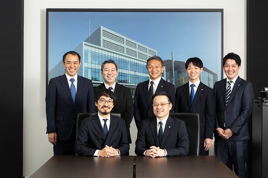 写真:前列、左から順に、皆川直樹様、群田 江一郎 後列、左から順に、杉田和之様、松島隆修様、八木敦寿、青木 陸、南里恭平