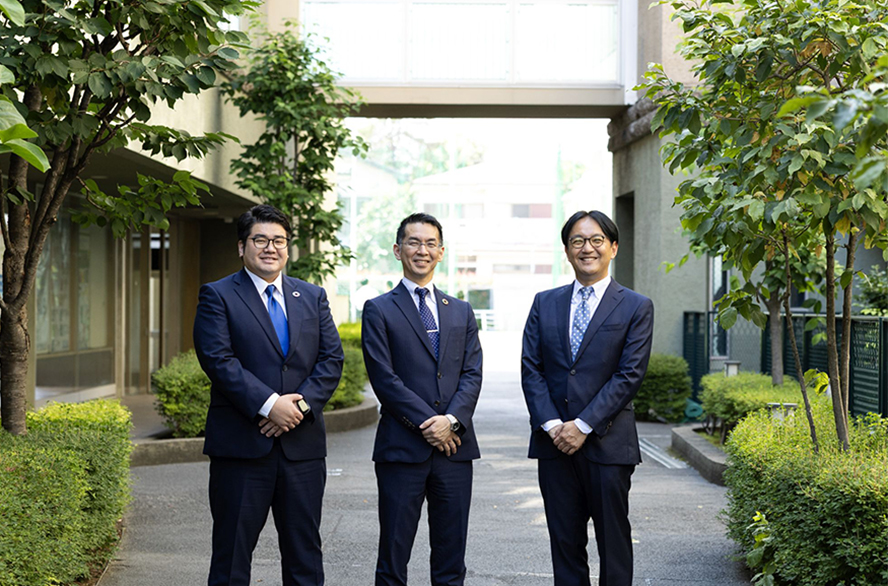 写真:学校法人郁文館夢学園 法人管理本部 人材開発室 主任 榊原賞さま、人材開発室 室長 社会科 教諭 藤井崇史さま