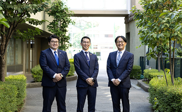 写真：学校法人郁文館夢学園 法人管理本部 人材開発室 主任 榊原賞さま、人材開発室 室長 社会科 教諭 藤井崇史さま