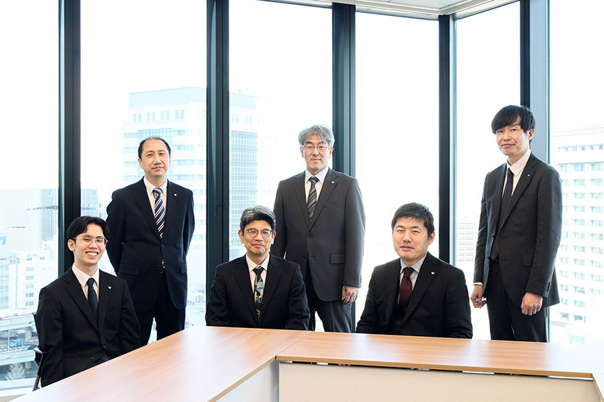 左より、キヤノンITソリューションズ株式会社 藤井 翔太、大橋 一夫、日鉄ケミカル＆マテリアル株式会社 新美 浩樹様、キヤノンITソリューションズ株式会社 尾崎 純、横田 大佑、増田 稔