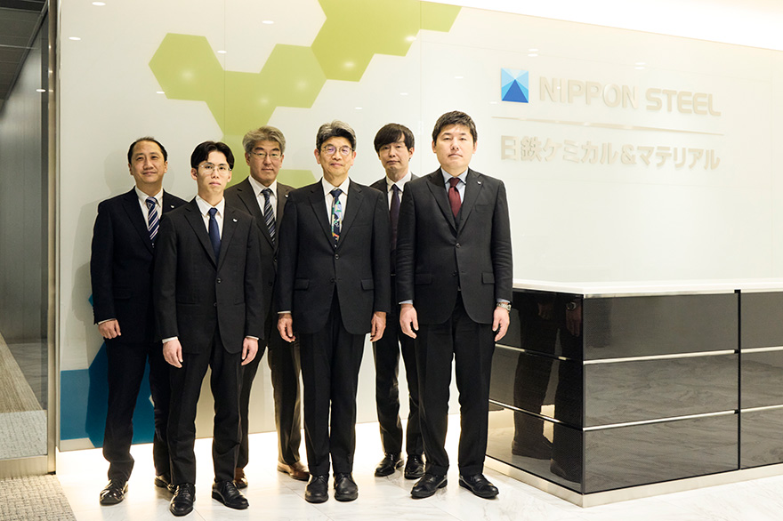左より、キヤノンITソリューションズ株式会社 大橋 一夫、藤井 翔太、尾崎 純、日鉄ケミカル&マテリアル株式会社 新美 浩樹様、キヤノンITソリューションズ株式会社 増田 稔、横田 大佑