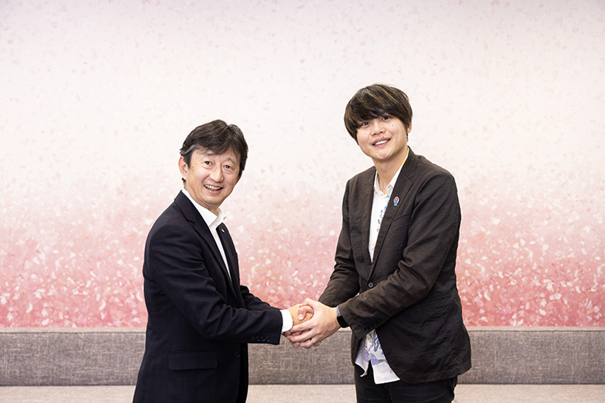 写真：右より、さくらインターネット株式会社 代表取締役社長 田中 邦裕 様、キヤノンITソリューションズ株式会社 上席執行役員 山岸 弘幸