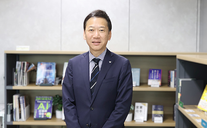 写真：執行役員 酒井俊明
