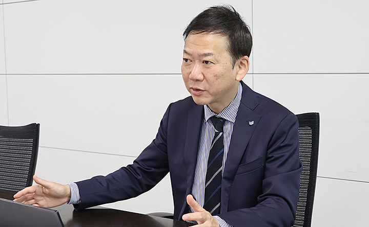 写真：執行役員 酒井俊明