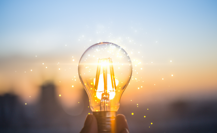 光る電球(イメージ画像)