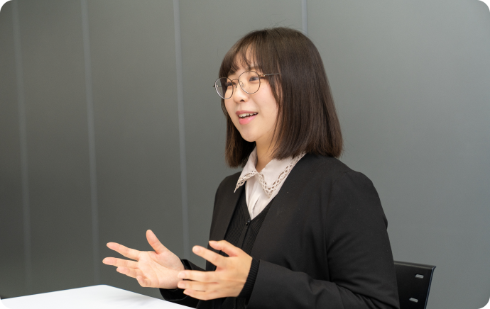 インタビュー中の内田さん