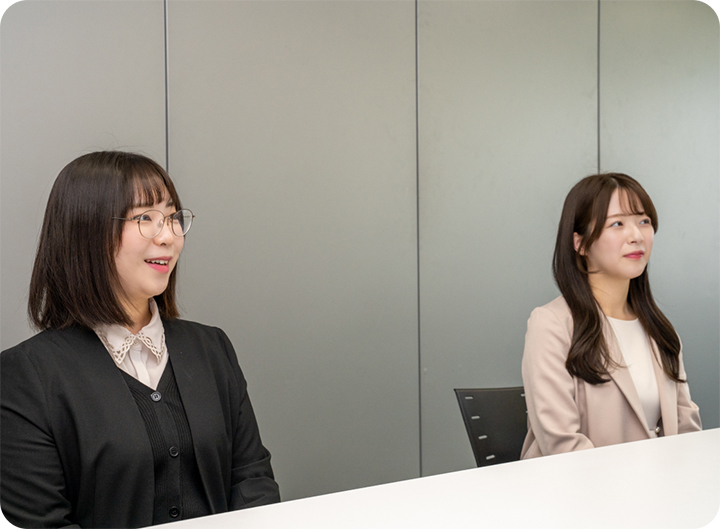 インタビュー中の内田さんと水野さん
