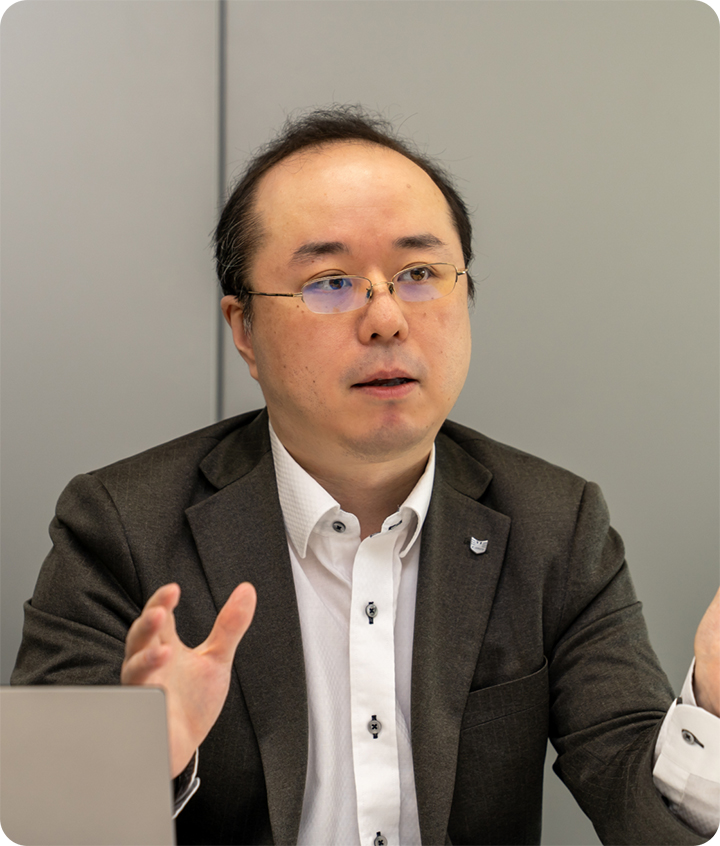 インタビュー中の山田さん