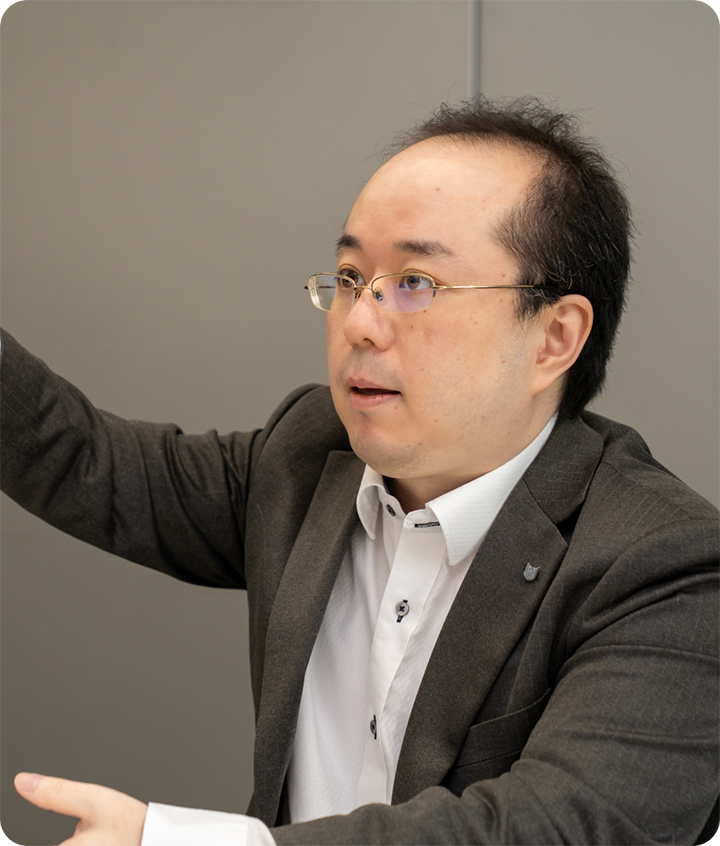 インタビュー中の山田さん