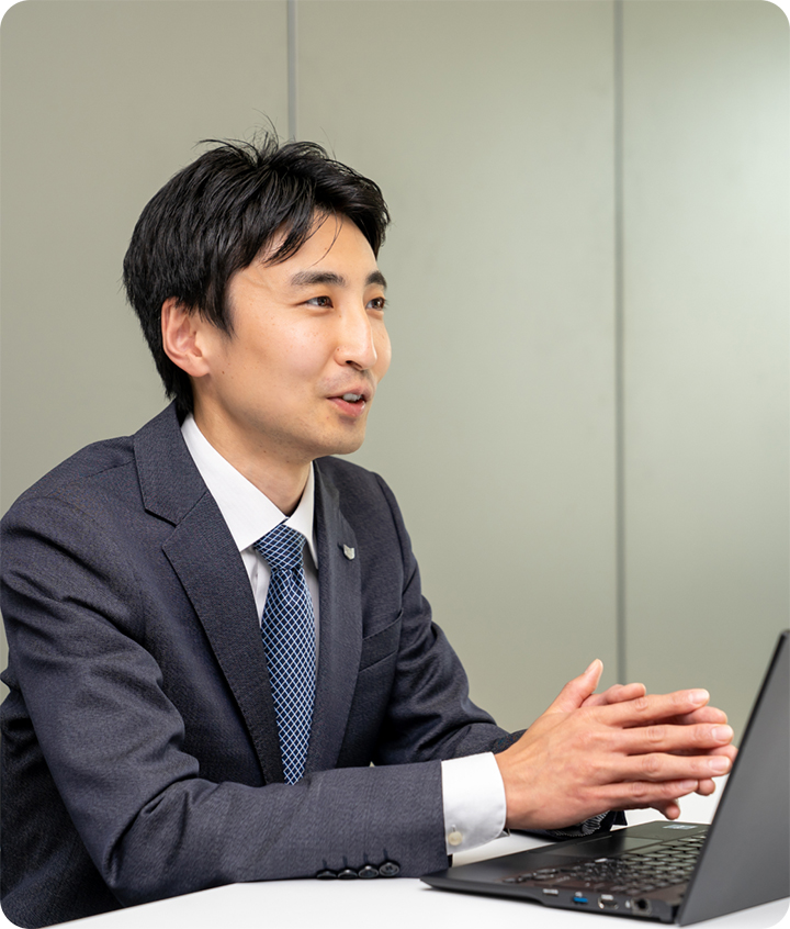 インタビュー中の吉川さん