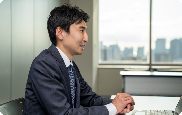 インタビュー中の吉川さん