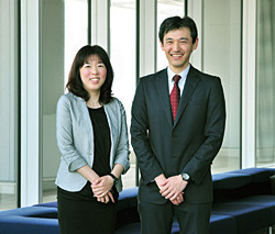 明治大学 情報メディア部 システム企画事務室 藤澤 弘美子氏(左)<br /> 明治大学 情報メディア部 メディア支援事務室 筧 直之氏(右)