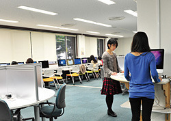 図書館に設置されたiMacは、学生誰もが利用できる