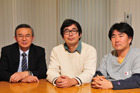 左から<br /> 東京薬科大学 情報処理教育センター長 薬学部 薬学教育推進センター長 教授 薬学博士<br /> 加藤 哲太氏<br /> 同大学生命科学部 生命物理科学研究室講師理学博士<br /> 森河 良太氏<br /> 同大学生命科学部 生命物理科学研究室情報処理教育センター 助教<br /> 宮川 毅氏