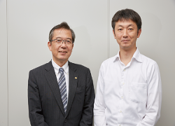 芝浦工業大学 情報システム部 部長 遠藤 桂一氏(左) 芝浦工業大学 情報システム部 情報システム課 課長 我妻 隆宏氏(右)