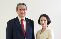 国立大学法人神戸大学 理事・副学長(国際・内部統制) 井上 典之氏(左) 国際部国際交流課 留学生交流グループ 後藤 直美氏(右)