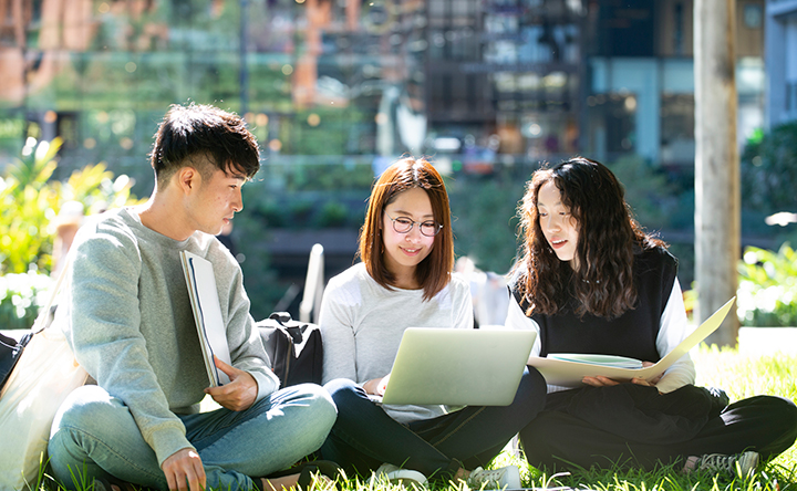 写真:キャンパス内の3人の大学生