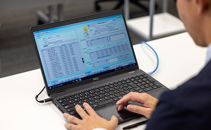 写真：PCの操作イメージ