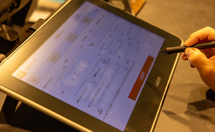 写真:電子レジカード操作イメージ