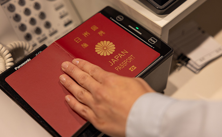 写真:パスポートリーダー操作イメージ