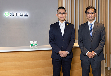 写真：株式会社富士薬品  岩田 裕樹 様、キヤノンITソリューションズ株式会社 北防 拓也