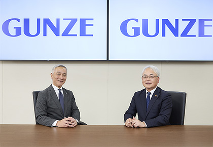 写真:右より、グンゼ株式会社 取締役 兼 常務執行役員 財務経理部長 澤田 博和 様、キヤノンITソリューションズ株式会社 取締役常務執行役員 村松 昇