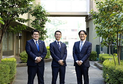 写真：学校法人郁文館夢学園 榊原様、藤井様、 キヤノンITソリューションズ株式会社 田口（左より順）