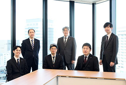写真：左より、キヤノンITソリューションズ株式会社 藤井 翔太、大橋 一夫、日鉄ケミカル＆マテリアル株式会社 新美 浩樹様、キヤノンITソリューションズ株式会社 尾崎 純、横田 大佑、増田 稔