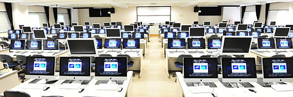 135台の端末が設置された東京大学駒場キャンパス情報教育棟の大演習室