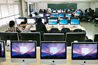 情報科学科の教室には、Xserveが6台、学生用の端末にiMac80台が配置されている